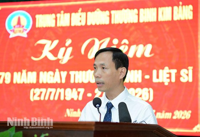 Lãnh đạo Trung tâm Điều dưỡng thương binh Kim Bảng báo cáo kết quả chăm sóc sức khỏe, thương binh, bệnh binh tại Trung tâm.
