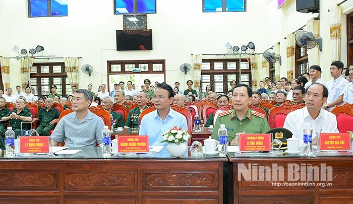 Các đại biểu dự buổi thăm, tặng quà tại Trung tâm Điều dưỡng thương binh Kim Bảng.