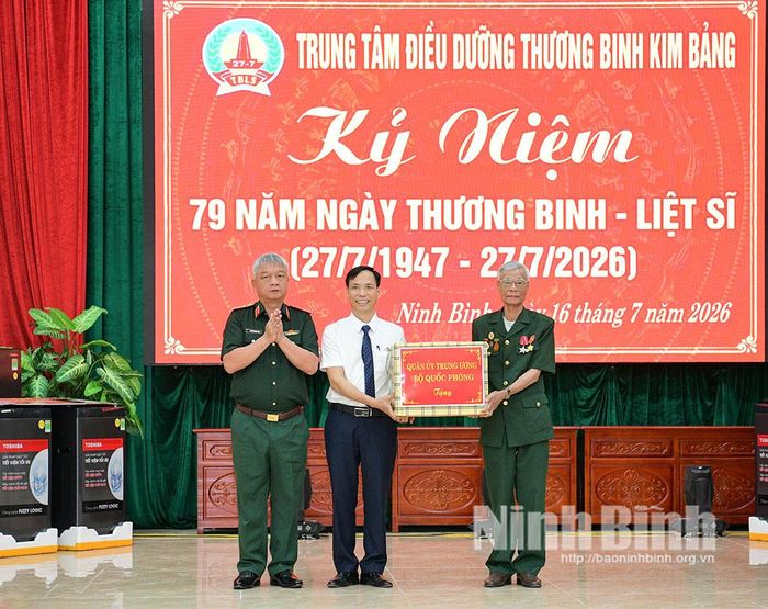 Đồng chí Thượng tướng Nguyễn Quang Ngọc, Ủy viên Trung ương Đảng, Thứ trưởng Bộ Quốc phòng tặng quà Trung tâm Điều dưỡng Thương binh Kim Bảng.