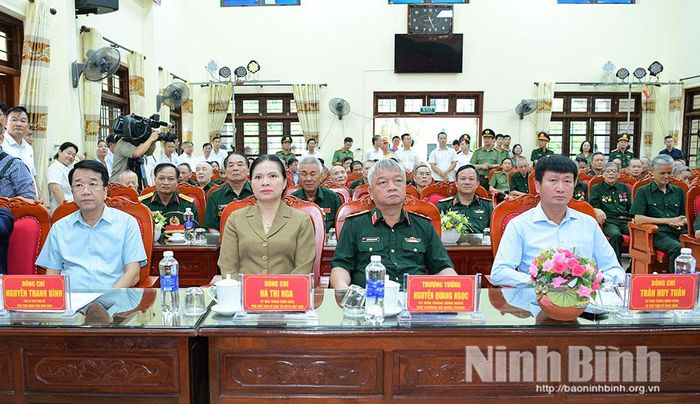 Các đại biểu dự buổi thăm, tặng quà tại Trung tâm Điều dưỡng thương binh Kim Bảng.