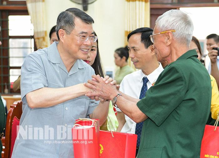 Đồng chí Lê Minh Hưng, Ủy viên Bộ Chính trị, Thủ tướng Chính phủ thăm, tặng quà các thương binh, bệnh binh tại Trung tâm Điều dưỡng thương binh Kim Bảng.