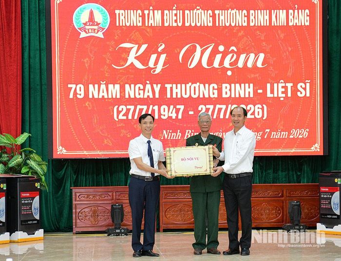 Đồng chí Nguyễn Văn Hồi, Thứ trưởng Bộ Nội vụ tặng quà cho Trung tâm Điều dưỡng thương binh Kim Bảng.