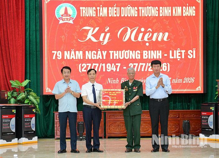 Đồng chí Trần Huy Tuấn, Ủy viên Trung ương Đảng, Bí thư Tỉnh ủy và đồng chí Nguyễn Thanh Bình, Phó Bí thư Tỉnh ủy, Chủ tịch UBND tỉnh tặng quà Trung tâm Điều dưỡng Thương binh Kim Bảng.