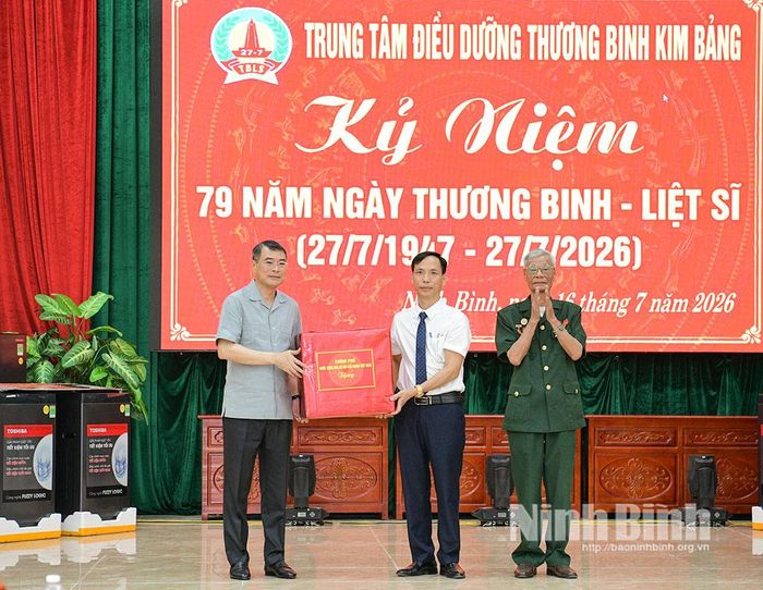 Đồng chí Lê Minh Hưng, Ủy viên Bộ Chính trị, Thủ tướng Chính phủ tặng quà Trung tâm Điều dưỡng thương binh Kim Bảng.