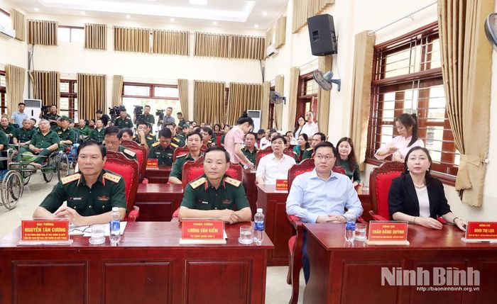 Các đại biểu dự chương trình.