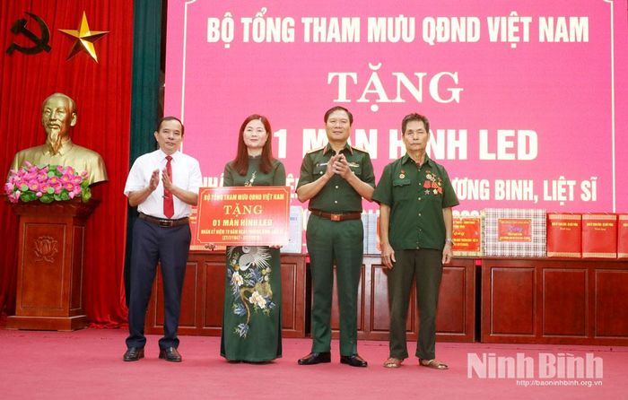 Đại tướng Nguyễn Tân Cương, Tổng Tham mưu trưởng Quân đội nhân dân Việt Nam, Thứ trưởng Bộ Quốc phòng tặng quà của Bộ Tổng Tham mưu Quân đội nhân dân Việt Nam cho Trung tâm Điều dưỡng thương binh Duy Tiên