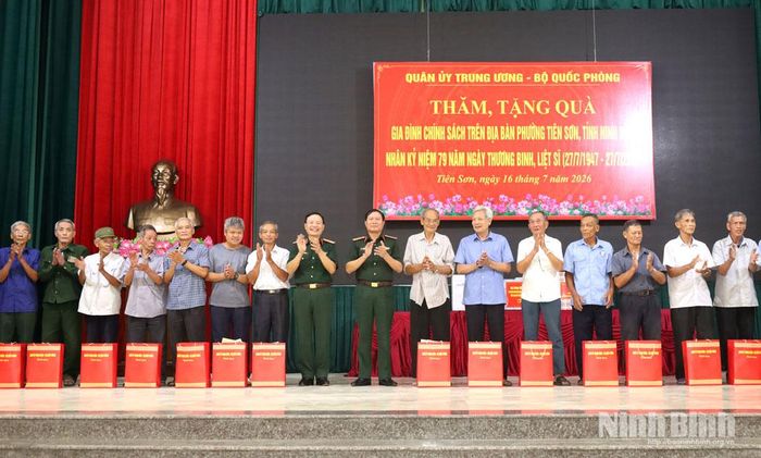 Đại tướng Nguyễn Tân Cương, Tổng Tham mưu trưởng Quân đội nhân dân Việt Nam, Thứ trưởng Bộ Quốc phòng tặng quà cho các gia đình chính sách ở phường Tiên Sơn.
