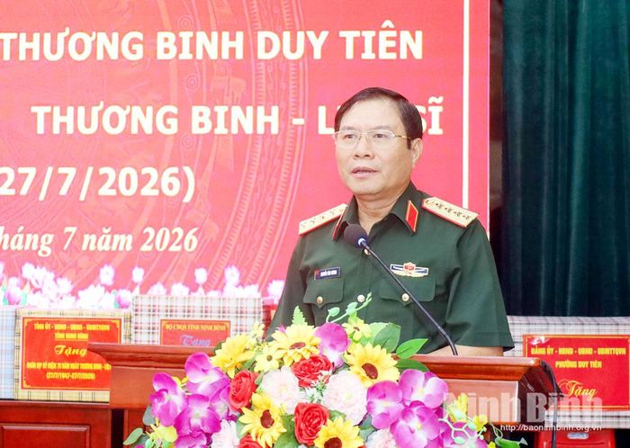 Đại tướng Nguyễn Tân Cương, Ủy viên Trung ương Đảng, Ủy viên Thường vụ Quân ủy Trung ương, Tổng Tham mưu trưởng Quân đội nhân dân Việt Nam, Thứ trưởng Bộ Quốc phòng phát biểu tại buổi thăm, tặng quà.
