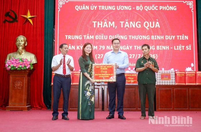 Đồng chí Trần Đăng Quỳnh, Ủy viên Dự khuyết Trung ương Đảng, Phó Bí thư Thường trực Tỉnh ủy tặng quà Trung tâm Điều dưỡng thương binh Duy Tiên.