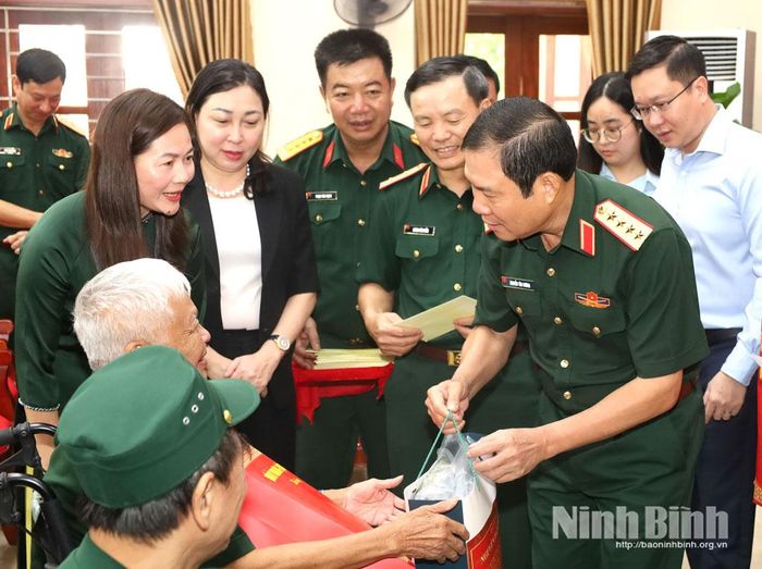 Đại tướng Nguyễn Tân Cương, Tổng Tham mưu trưởng Quân đội nhân dân Việt Nam, Thứ trưởng Bộ Quốc phòng tặng quà cho các thương bệnh binh đang điều dưỡng tại Trung tâm Điều dưỡng thương binh Duy Tiên.