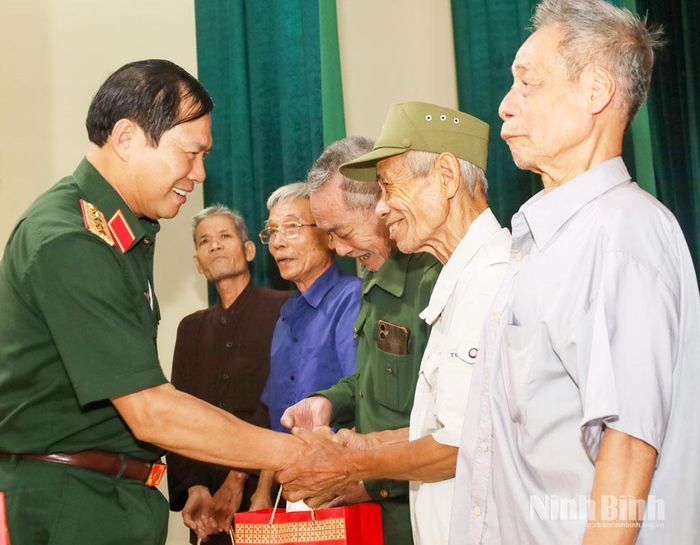 Đại tướng Nguyễn Tân Cương, Tổng Tham mưu trưởng Quân đội nhân dân Việt Nam, Thứ trưởng Bộ Quốc phòng tặng quà cho các gia đình chính sách ở phường Tiên Sơn.