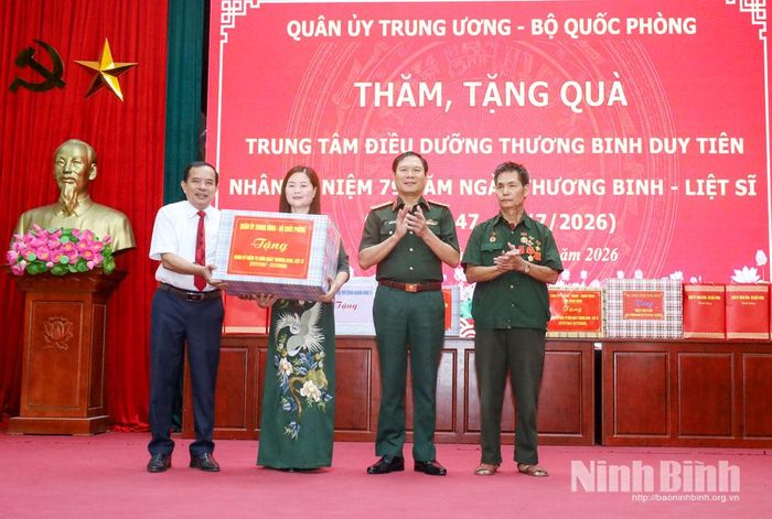 Đại tướng Nguyễn Tân Cương, Tổng Tham mưu trưởng Quân đội nhân dân Việt Nam, Thứ trưởng Bộ Quốc phòng tặng quà của Quân ủy Trung ương - Bộ Quốc phòng cho Trung tâm Điều dưỡng thương binh Duy Tiên