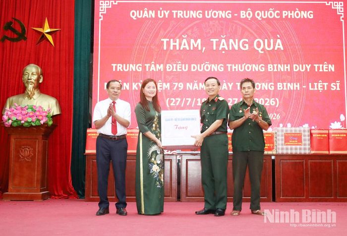 Trung tướng Lương Văn Kiểm, Phó Bí thư Đảng ủy, Tư lệnh Quân khu 3 tặng quà Trung tâm Điều dưỡng thương binh Duy Tiên.
