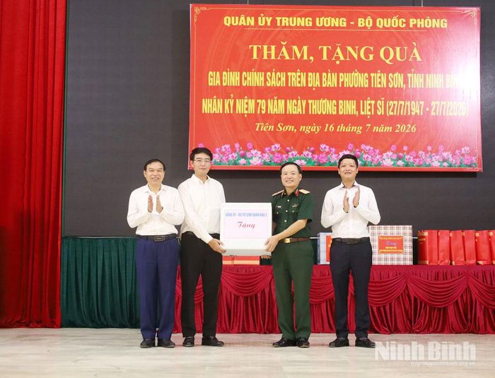 Trung tướng Lương Văn Kiểm, Phó Bí thư Đảng ủy, Tư lệnh Quân khu 3 tặng quà phường Tiên Sơn.