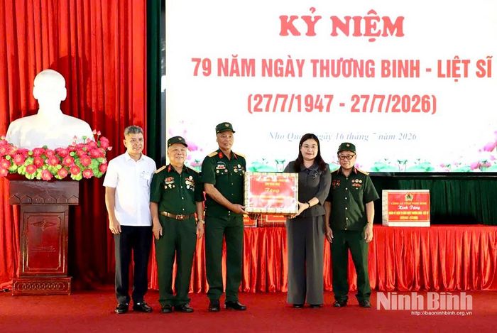Đồng chí Hà Lan Anh, Tỉnh ủy viên, Phó Chủ tịch UBND tỉnh trao quà cho các thương bệnh binh, đối tượng chính sách tại Cơ sở Điều dưỡng thương binh Nho Quan.