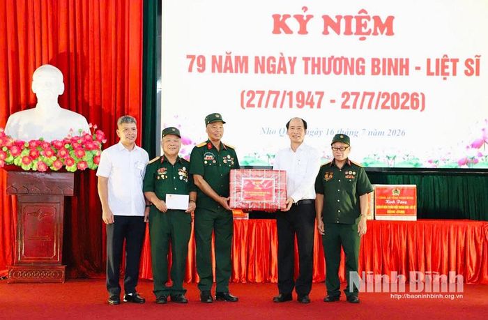 Đồng chí Nguyễn Văn Hồi, Thứ trưởng Bộ Nội vụ trao quà cho các thương bệnh binh, đối tượng chính sách tại Cơ sở Điều dưỡng thương binh Nho Quan.