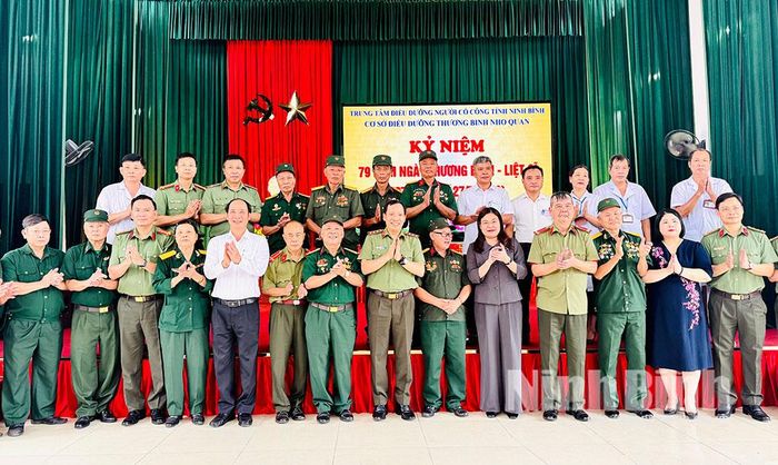 Các đại biểu chụp ảnh lưu niệm với các thương bệnh binh, đối tượng chính sách tại Cơ sở Điều dưỡng thương binh Nho Quan.