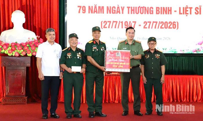 Đồng chí Đại tá Cù Quốc Thắng, Ủy viên Ban Thường vụ Tỉnh ủy, Giám đốc Công an tỉnh trao quà cho các thương bệnh binh, đối tượng chính sách tại Cơ sở Điều dưỡng thương binh Nho Quan.