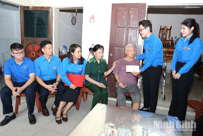Ban Chấp hành Đoàn các cơ quan Đảng tỉnh và Hội Cựu TNXP tỉnh trao quà cho cựu TNXP Phạm Văn Nguyên, ở đường Nguyễn Trãi, phường Hoa Lư. Ảnh: Văn Huỳnh