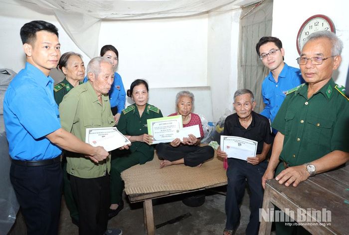 Ban Chấp hành Đoàn các cơ quan Đảng tỉnh và Hội Cựu TNXP tỉnh trao quà cho các cựu TNXP ở phường Tây Hoa Lư. Ảnh: Văn Huỳnh