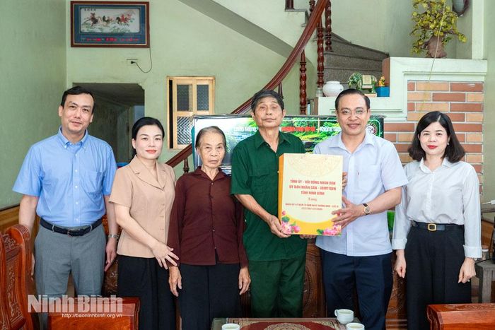 Đồng chí Phó Chủ tịch UBND tỉnh Đặng Thanh Sơn và Đoàn công tác thăm, tặng quà ông Vũ Đức Thịnh bị nhiễm chất độc hóa học, ở tổ dân phố An Hòa. Ảnh: Ngọc Linh