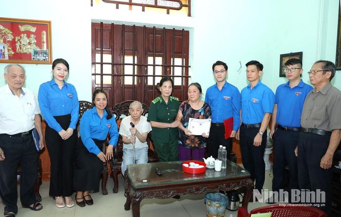 Ban Chấp hành Đoàn các cơ quan Đảng tỉnh và Hội Cựu TNXP tỉnh trao quà cho cựu TNXP Mai Thị Gọn, ở phố Phúc Chinh, phường Hoa Lư. Ảnh: Văn Huỳnh