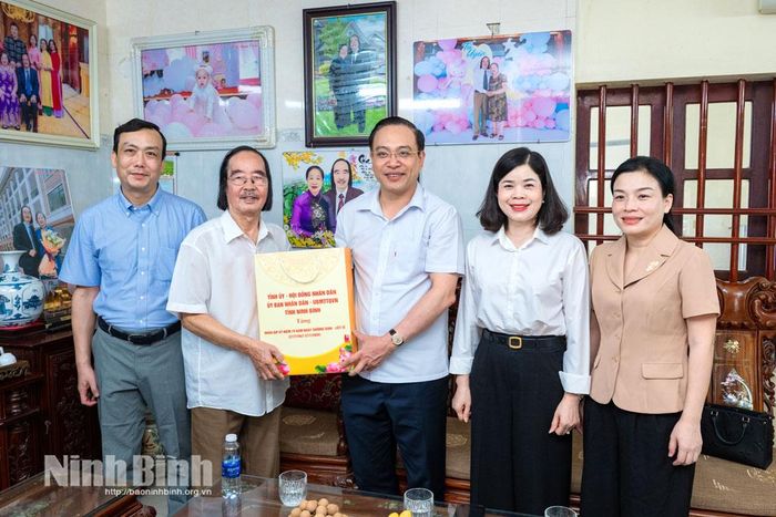 Đồng chí Phó Chủ tịch UBND tỉnh Đặng Thanh Sơn và Đoàn công tác thăm, tặng quà thương binh Lê Đức Vinh, ở tổ dân phố Đam Khê Ngoài. Ảnh: Ngọc Linh