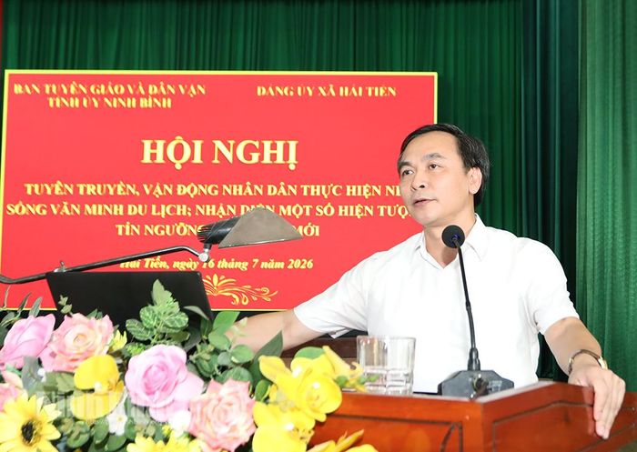 Đồng chí Đặng Anh Tuấn, Tỉnh ủy viên, Phó Trưởng Ban Tuyên giáo và Dân vận Tỉnh ủy phát biểu tại hội nghị.