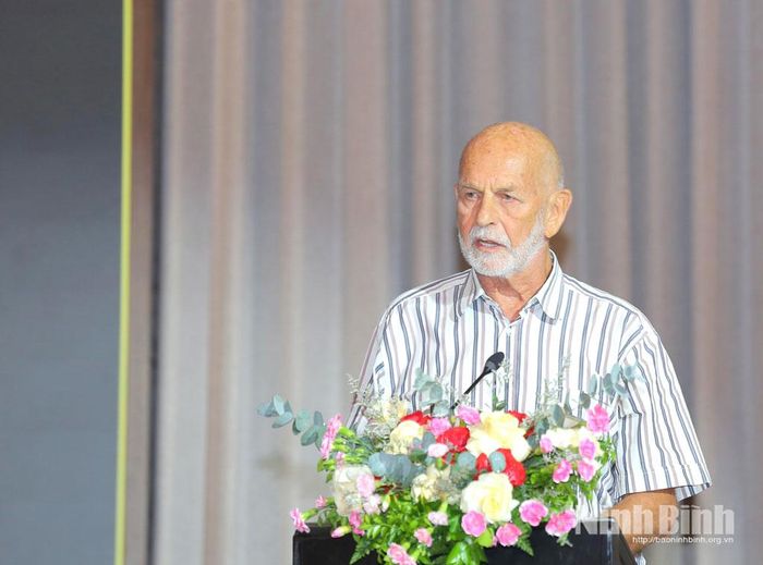 Ông Tilo Nadler, Chuyên gia bảo tồn linh trưởng phát biểu tại hội thảo.