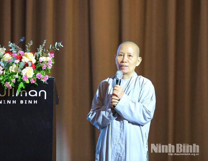 TS. Nguyễn Thị Kim Chi - Viện Trần Nhân Tông (Sư Hạnh Tâm) phát biểu tại hội thảo.