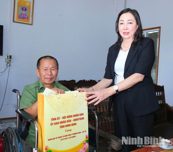 Đồng chí Đinh Thị Lụa, Phó Bí thư Tỉnh ủy, Chủ tịch Ủy ban MTTQ Việt Nam tỉnh thăm, tặng quà bệnh binh Đinh Văn Lý, ở thôn Phương Mai, xã Yên Khánh.