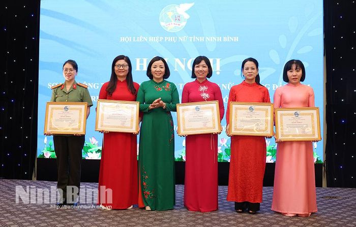 Lãnh đạo Hội LHPN tỉnh trao Bằng khen cho các tập thể có thành xuất sắc trong các phong trào thi đua.
