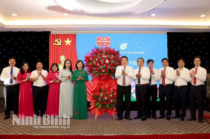 Các hội viên danh dự tặng hoa chúc mừng Hội phụ nữ tỉnh.