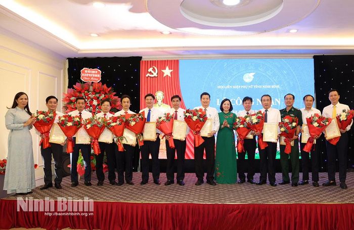 Lãnh đạo Hội LHPN tỉnh trao quyết định, tặng hoa chúc mừng các hội viên danh dự.