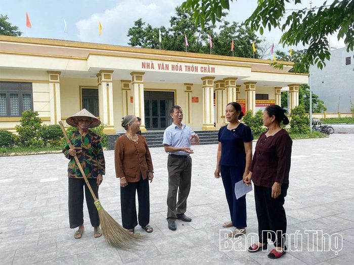 Bí thư Chi bộ thôn Hoàng Đan mới Vương Văn Sở (đứng giữa) tuyên truyền vận động Nhân dân giữ gìn nét đẹp Làng văn hóa kiểu mẫu.