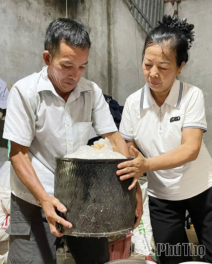 Đây là chiếc thâu, đan bằng tre trước đây dùng để đựng nhựa sơn, nay đã được thay thế bằng các thùng nhựa.