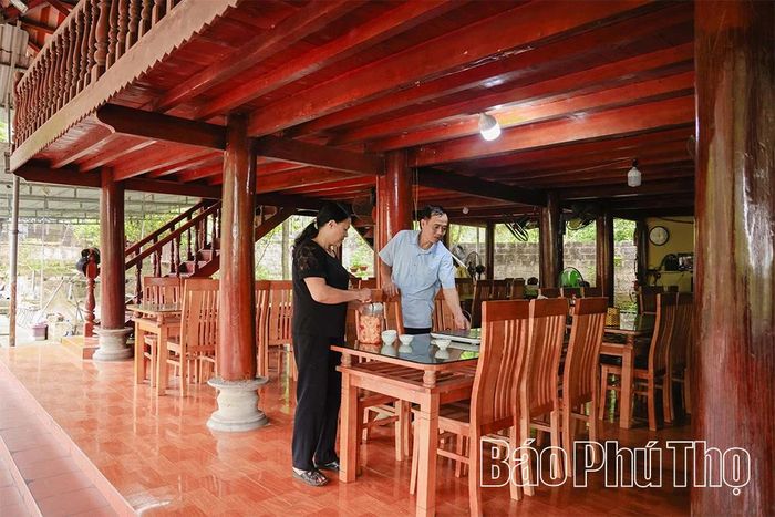 Nhờ nuôi cá tầm mang lại hiệu quả kinh tế cao, gia đình ông Chi có điều kiện phát triển thêm dịch vụ nhà hàng với những món ăn đa dạng từ cá tầm và tạo việc làm thường xuyên cho 5 lao động địa phương với thu nhập bình quân từ 5-7 triệu đồng/người/tháng.