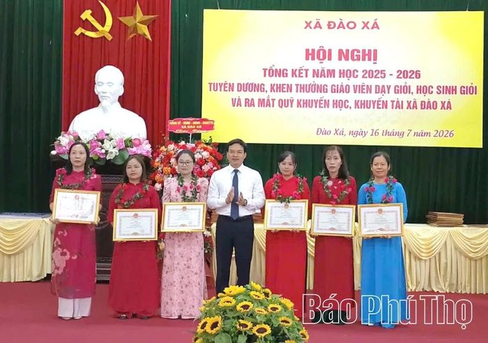 Các giáo viên đạt thành tích xuất sắc được khen thưởng.
