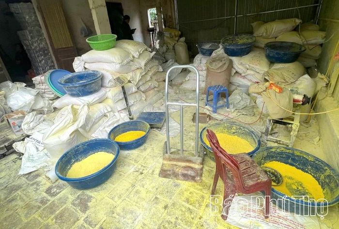 Tinh bột sắn, bột ngô và phẩm màu được Đặng Thị Nga làm giả thành bột nghệ.
