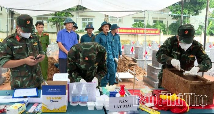 Lực lượng chức năng thực hiện quy trình lấy mẫu sinh phẩm ADN đối với hài cốt liệt sĩ chưa xác định danh tính tại Nghĩa trang Liệt sĩ.