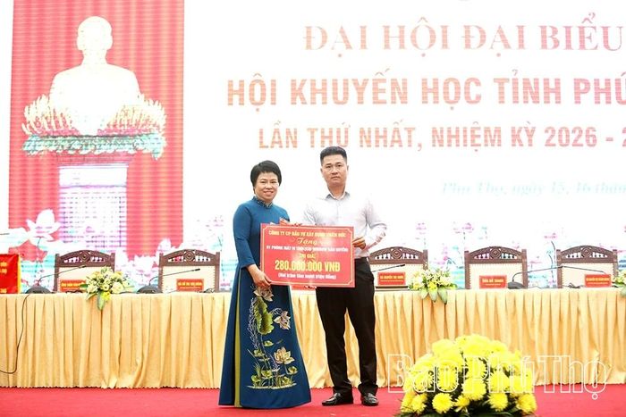 Các tập thể, cá nhân ủng hộ xây dựng Quỹ Khuyến học tỉnh.