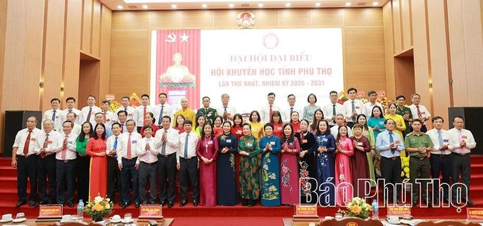 Các đại biểu chụp ảnh lưu niệm cùng Ban Chấp hành Hội Khuyến học tỉnh lần thứ I ra mắt tại Đại hội.