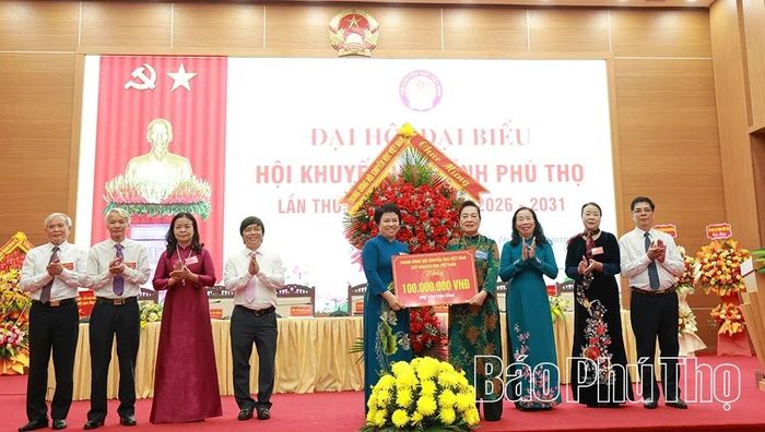 Trung ương Hội Khuyến học Việt Nam tặng hoa chúc mừng và trao biểu trưng ủng hộ 100 triệu đồng cho Hội Khuyến học tỉnh.