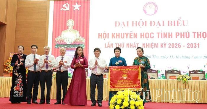 Lãnh đạo Trung ương Hội Khuyến học Việt Nam tặng Cờ thi đua xuất sắc cho Hội Khuyến học tỉnh Phú Thọ.