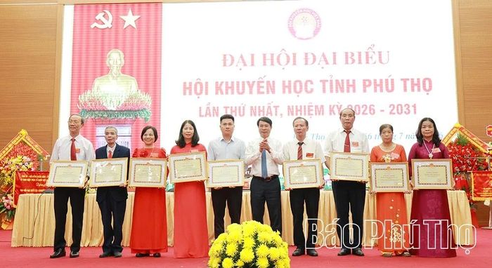 Các tập thể, cá nhân tiêu biểu được nhận Bằng khen của Chủ tịch UBND tỉnh.