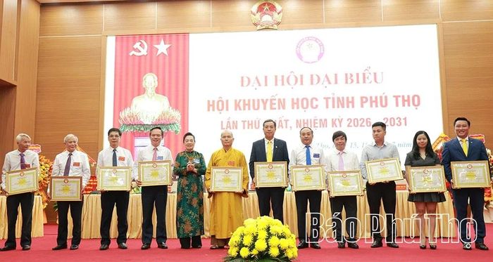 Các tập thể, cá nhân vinh dự được trao tặng Bằng khen của Trung ương Hội Khuyến học Việt Nam.