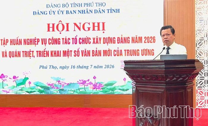 Đồng chí Bùi Văn Trường - Tỉnh ủy viên, Phó Bí thư chuyên trách Đảng ủy UBND tỉnh phát biểu chỉ đạo hội nghị.
