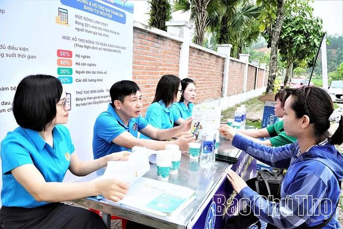 BHXH Lập Thạch tuyên truyền các chính sách về bảo hiểm xã hội cho người dân trên địa bàn. 