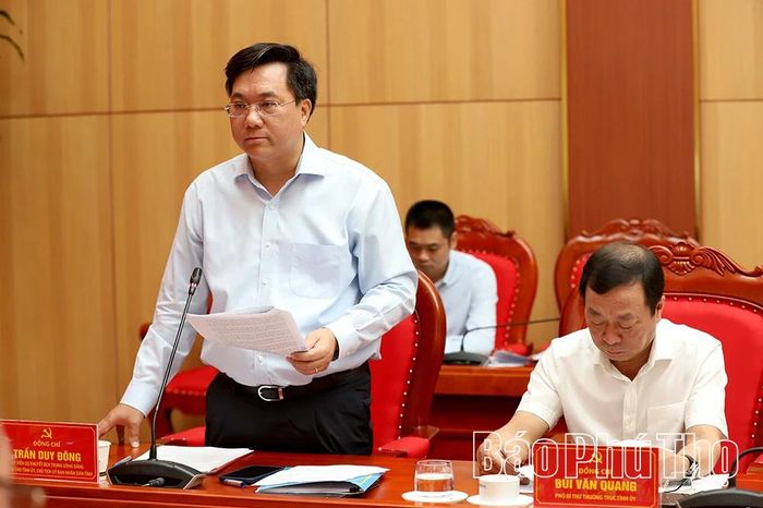 Chủ tịch UBND tỉnh Trần Duy Đông báo cáo tại hội nghị.