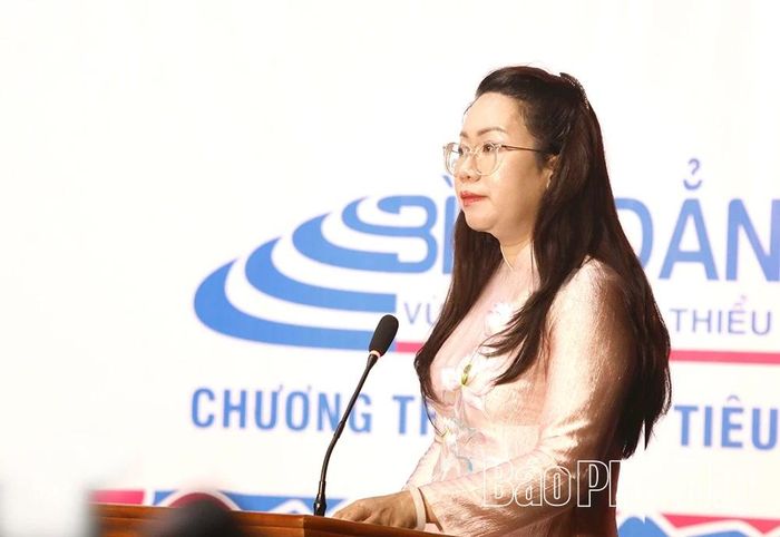 Phó Chủ tịch Ủy ban MTTQ, Chủ tịch Hội LHPN tỉnh Nguyễn Hồng Nhung phát biểu khai mạc buổi lễ.